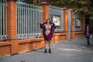 Активістка Femen роздягнулася під Генконсульством Польщі на знак солідарності з польськими жінками (Фото 18+) 