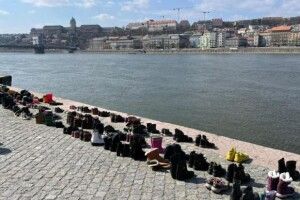 300 пар взуття на березі Дунаю: у Будапешті вшанували вбитих у Драмтеатрі Маріуполя