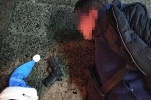 П'яний турист у шапці Діда Мороза влаштував стрілянину з пістолета в центрі Львова