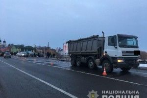 У Колоденці під колесами вантажівки загинула 28-річна жінка