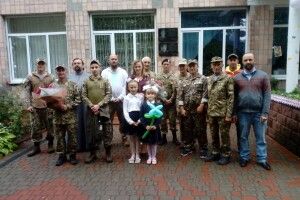 Донечку загиблого бійця у перший клас повели... військові побратими 