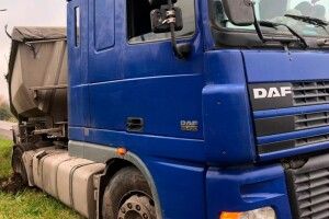 Виїжджав на зустрічну та узбіччя: небайдужий волинян здав патрульним п’яного водія фури (Фото)