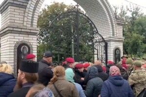 Забарикадувалися у церкві. Московські попи відмовилися іти з храму на Житомирщині