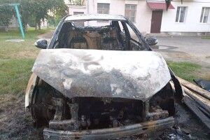 Чиновнику спалили автомобіль, але він не засмутився (Фото)