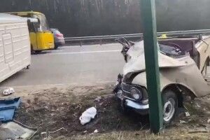 Катафалк з небіжчиком всередині відірвав дах «Москвичу» (Моторошне відео)