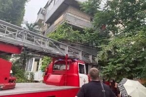 Врятували дівчинку, яка ледь не зірвалася з балкона 