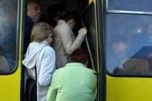 Мешканці села під Луцьком не можуть добратися додому, бо їздить єдина маршрутка, і та переповнена