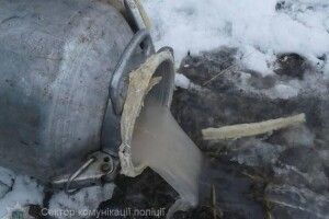 Ковельські поліцейські вилили вилучену брагу