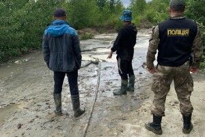 Взяли на гарячому: на Рівненщині накрили чотирьох бурштинокопачів