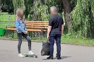 Злапали дядька, який посеред білого дня знімав у парку штани і показував дівчатам свого цюцюрника