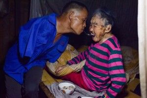 Син без рук годує з ложечки свою хвору матір – ​зубами