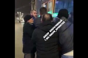 «Хто сильніший, той і їде?»: з маршрутки кулаками виштовхали «зайвого» пасажира (Відео моменту)