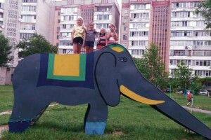 Лучанин перетворив під’їзд на колоритне село, а двір – на​ казку зі слоном