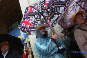 У Києві представники профспілок мітингують під Українським домом