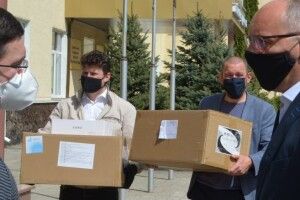 Андрій Парубій передав Волинській обласній клінічній лікарні захисні костюми та окуляри від Порошенка