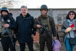 Хліб нескореного міста: Порошенко привіз на блок-пост у Херсоні волонтерські паляниці