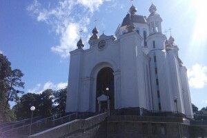 У Рівному біля церкви двоє з ножем чіплялися до вірян
