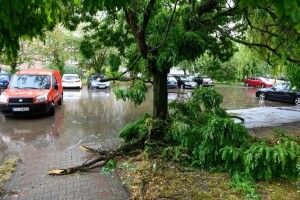 Позривало дахи й затопило вулиці: Польщею прокотився потужний буревій