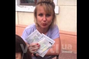 «Україно, іди-но ти...»: туристка разом з дітьми у гніві викинула паспорт (Відео)