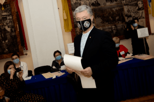 «Опитування Зеленського» це найбільша виборча фальсифікація за всю історію України – Порошенко на виборчій дільниці