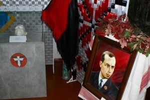 У Рожищенському музеї презентували посмертну маску Степана Бандери