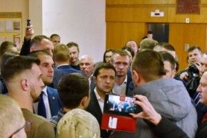 «Я ж не нижче нардепа»: Зеленський вступив у полеміку з активістами, які зустріли його криками «Ганьба» (Відео)