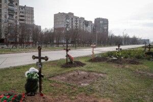 Вулиці стали кладовищами: який вигляд має Маріуполь, де російські окупанти масово вбивають українців (Фото)