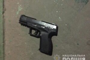 У Нововолинську п’яний чоловік стріляв з пістолета у дворі будинку