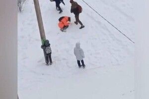 У Росії зграя школярів-бузувірів жорстоко побила дівчинку-сироту