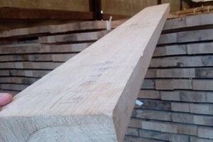 На митному посту «Ягодин» злапали вантажівку з дубом (Фото)