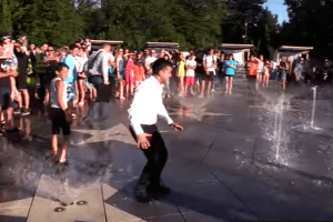 А ви вже бачили президента у фонтані?