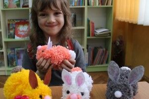 У Луцьку відвідувачі бібліотеки вчилися перетворювати нитки на кроленят