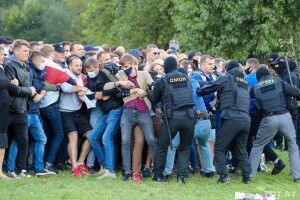 У Мінську люди вийшли на марш протесту, учасників масово затримують
