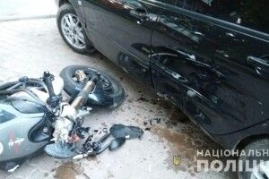 У Рівному водій кросовера не пропустив мотоцикліста – й «відправив» чоловіка до лікарні