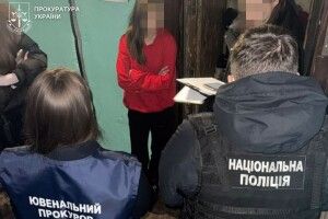У Луцьку матір трьох дітей затримали за виготовлення дитячого порно
