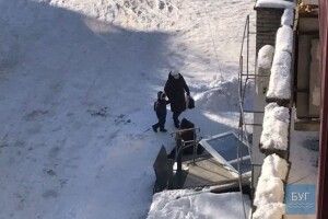 На волинянку впали вхідні двері з відділення Приватбанку (Фото)