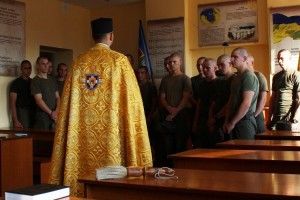 У луцькій частині Нацгвардії капелан освятив фрукти та відслужив молебень