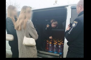 Водій, у бусі якого майже 400 літрів фальсифікованого алкоголю, відмовився від будь-яких коментарів