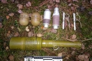 Під Куснищами виявили схованку зі зброєю та боєприпасами