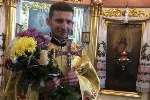 На Волині дорослі й дітвора принесли дари для свого священника