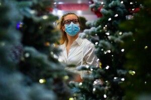 Європейців закликали святкувати Різдво та зустрічати Новий рік у масках і на вулиці 