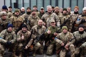 Одні з перших дали бій ворогу – Порошенко про подвиг бійців ТРО