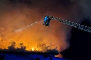 На Рівненщині цілу ніч гасили пекарню (Фото, відео)
