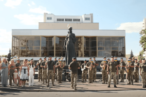 У центрі Луцька оркестр прикордонників виконав особливий хіт (Відео)