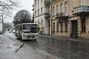Вулицями Луцька почали курсувати нові низькопідлогові автобуси