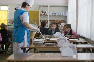 В Одесі у шкільній їдальні отруїлися 53 учні, 5 госпіталізовано