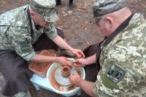 Для волинських прикордонників провели сеанс глинотерапії (Фото)