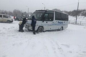 На Волині зі снігу витягували мікроавтобус з людьми (Фото)