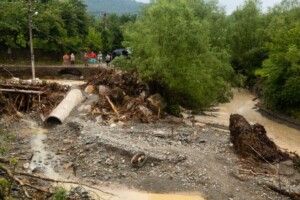 Завдяки Порошенку будівельна техніка відновлює дорогу на Прикарпатті 