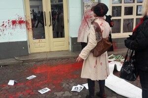 Активісток, які мітингували за права жінок, облили фарбою